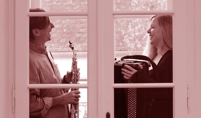 SpielZeugs (Wolfgang Weissengruber und Manuela Kloibmüller) nützt in der Windhaager Filialkirche Altenburg Raum für Improvisation. | Foto: Stefan Bartel