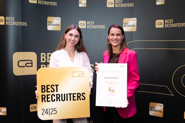 In Wien wurde Dm mit dem Goldenen Best-Recruiters-Siegel ausgezeichnet. Im Bild v. l.: Julia Just und Christine Landerl (beide Recruiting dm drogerie markt) freuen sich über die Auszeichnung. | Foto: dm/Best Recruiters/APA-Fotoservice/Fröschl-Roßboth