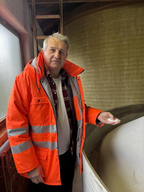 Straßenmeister Hollabrunn Josef Nimmervoll zeigt uns das Salz, das für das Sole-Gemisch verwendet wird. | Foto: Alexandra Goll