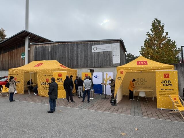 Anlässlich der baldigen Eröffnung des neuen McDonald’s-Restaurants in Purgstall an der Erlauf luden Franchisenehmer Wolfgang Heindl und Marko Krapec, Head of Employee Experience bei McDonald’s Österreich, zum McDonald’s Job Day. | Foto: Mc Donald's