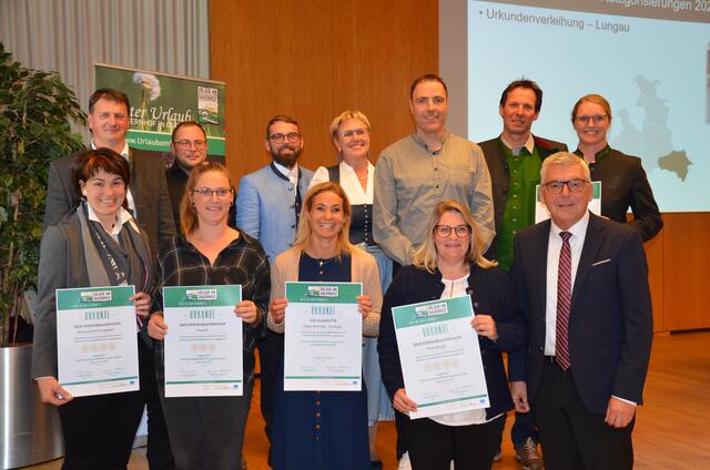 Die Gastgeber der kategorisierten UaB-Betriebe aus dem Lungau mit Landesrat Josef Schwaiger (vorne re.) und Obfrau Augustine Lienbacher (4.v.re.) und GF Hannes Handlechner (5.v.re.).  | Foto: Maria Astner-Meißnitzer