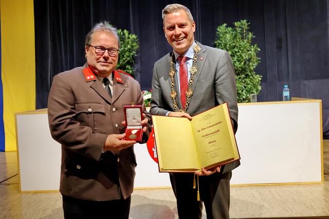 Peter Schrattenholzer mit Christoph Kaufmann. | Foto: Stadtgemeinde Klosterneuburg/Lutz