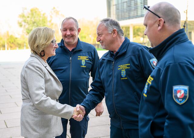 Landeshauptfrau Johanna Mikl-Leitner bedankte sich bei Feuerwehrleuten für ihren Einsatz beim Hochwasser im September 2024. | Foto: NLK Burchhart