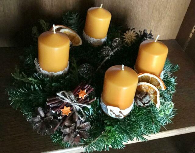 Die Goldhaubengruppe St. Georgen/Walde bindet Adventkränze für soziale Zwecke. Das schon 30 Jahre. 
 | Foto: privat