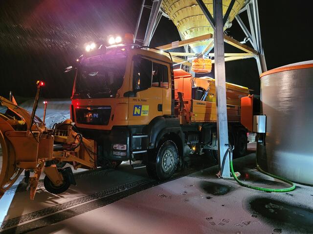 Befüllung eines Räumfahrzeugs mit Streusalz und Sole | Foto: Straßenmeisterei Raabs