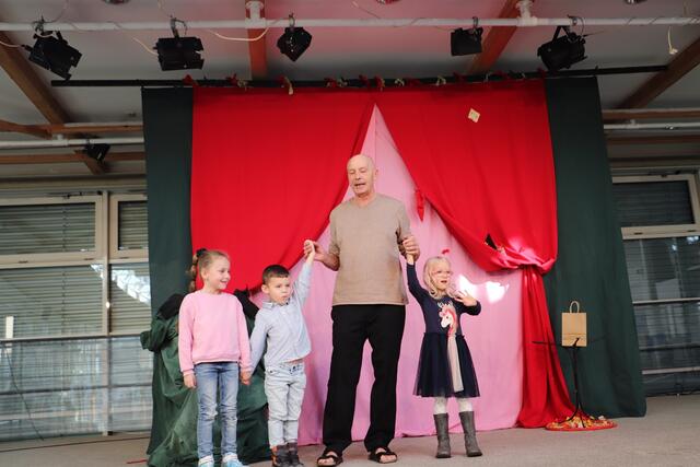 Quasi-Quasar ist ein Mitspieltheater. immer wieder holten die Schauspieler kleine Zauberlehrlinge aus dem Publikum auf die Bühne. | Foto: Edith Ertl