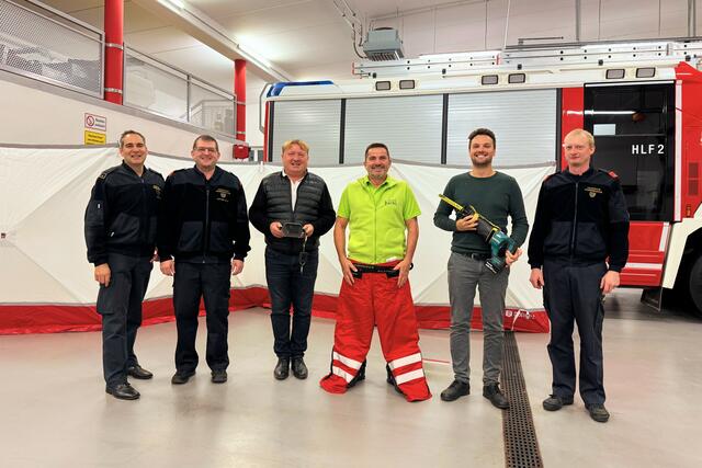 (v.l.n.r.)  Hintermayer Karl, Kommandant Harald Ratzberger, Ferdinand Niedermayr (Schottergewinnung Niedermayr), Christian Steger (HAPRO), Bürgermeister Michael Strasser und Kommandant Stv. Christoph Kojeder