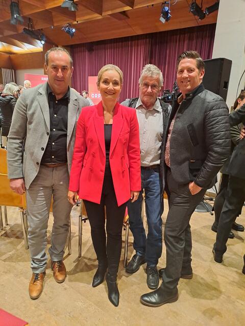 Die Wipptaler Bürgermeister traten geschlossen auf. Im Bild ORF-Moderatorin Sibylle Brunner mit Bgm. Andreas Pranger (Gschnitz, l.) und Bgm. Mario Nocker (Trins, r.) sowie TRV-Präsident Peter Knauseder | Foto: Lorenzatto