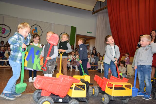 Junge Bauarbeiter waren auf der Bühne zur Stelle. | Foto: Verderber