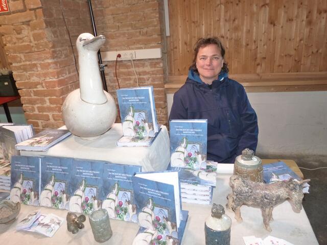 Astrid Sänger präsentierte stolz ihr kunterbuntes Kunstwerk!