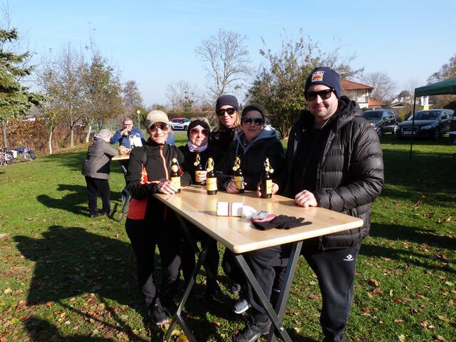 Die Besucher freuten sich über das schöne Wetter und angenehme Gespräche!