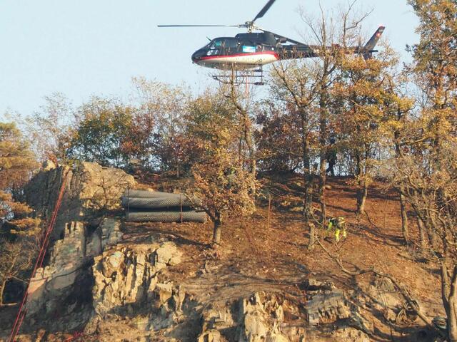 Aufgrund des steilen und unzugänglichen Geländes war die Lieferung mittels Hubschrauber notwendig. | Foto: Murlasits