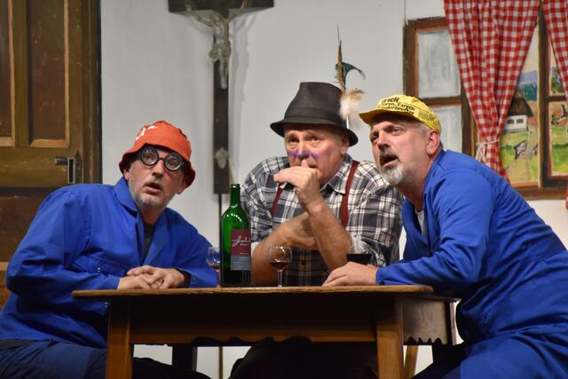 Johann "Muffler-Hansl" Hasenfeld (Gerhard Muhr), Jiagal Olli (Willibald Laczko) und Josef "Puffler-Seppl" Kögl (Rainer Muhr) haben eine Hochzeit im Blickfeld. | Foto: Michael Strini