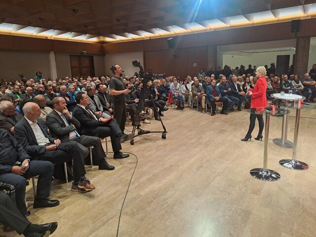 ORF-Moderatorin Sibylle Brunner im randvollen Wipptalcenter in Steinach, wo sich neben vielen geplagten Bürgern auch etliche Politiker aller Coleurs einfanden. | Foto: Lorenzatto