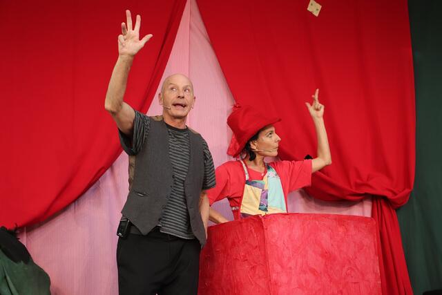 Auf Einladung der Volkshilfe spielte das Quasi-Quasar Kindertheater das Stück von der kleinen Hexe und dem Raben. | Foto: Edith Ertl