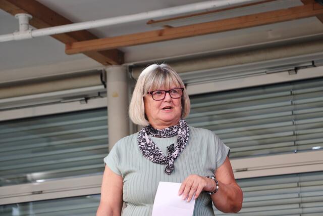 Kalsdorfs Bgm. a.D. Ursula Rauch war in ihrem Brotberuf Kindergartenpädagogin. Das Wohl aller Kinder ist ihr nach wie vor ein Herzensanliegen. Seit ihrer Pensionierung engagiert sie sich ehrenamtlich bei der Volkshilfe, die sich die Abschaffung von Kinderarmut zum Ziel gesetzt hat. Mit vielen ehrenamtlichen Händen organisierte sie Gugelhupf-Sonntage. In ihrer Rede dankte sie den ehrenamtlichen Mehlspeisbäckerinnen für die Gugelhupf-Spenden und den Käufern für das Geld, mit dem sie nun zu einem für alle Kinder und Eltern kostenlosen Besuch des Quasi-Quasar-Kindertheaters lud. | Foto: Edith Ertl