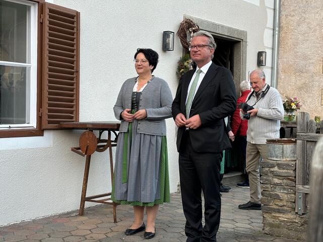 Klaudia Stroißnig und Christopher Drexler vor dem historischen Buchhaus | Foto: Almer