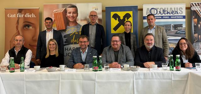 Vorstellung des "Polytechnikum neu". Vorne von links: Alfred Honeder, Autohaus Ortner, Judith Brandstetter Raiffeisenbank Perg, Schulqualitätsmanager Andreas Dirk, Bildungsdirektion OÖ, Wolfgang Zeiml, Direktor der Mittelschule und Polytechnischen Schule, Bgm. Andreas Derntl, Heide Löser, St. Georg Apotheke. Hinten von links: Michael Ortner, Autohaus Ortner, Franz Hauser, Tischlerei Hauser, Antonia Hentschläger und Daniel Kremplbauer, Hentschläger Bau. | Foto: MeinBezirk Perg