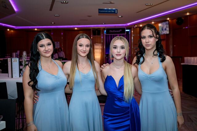 Freuten sich auf einen gelungenen Ballabend: Kristina, Aysel, Marina und Neja.