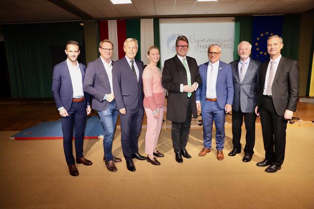 Dir. Reinhard Pöllabauer und Vorgänger Fritz Polzhofer im Kreis der Gratulanten, an der Spitze Minister Martin Polaschek. | Foto: Alfred Mayer