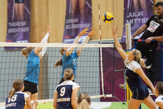 Die Erzbergmadln (Bildvordergrund) im Duell gegen die UNIONvolleys | Foto: Klaus Pressberger