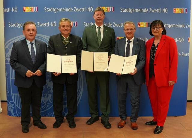 Bürgermeister Franz Mold, Ewald Braunstein, Günter Liebel, Kurt Steinbauer und Vize-Bürgermeister Andrea Wiesmüller (v.l.) | Foto: Evi Leutgeb