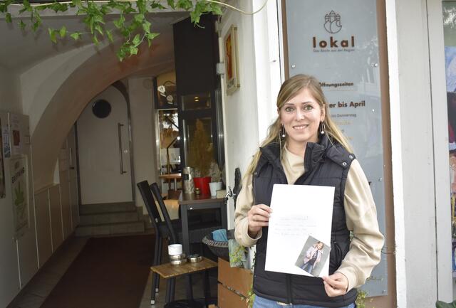 Kindern Weihnachtsfreude schenken: Ab 11. November gibt es die Lose für die heurige "Weihnachtsbox to go" bei Yasmin Fritz-Jesse im "lokal – Das Beste aus der Region" am Hauptplatz. | Foto: MeinBezirk.at