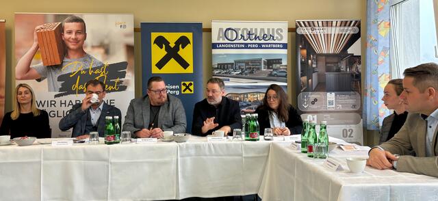 Direktor Wolfgang Zeiml, Bürgermeister Andreas Derntl, Schulqualitätsmanager Andreas Dirk und Unternehmer aus der Region stellten das neue Konzept vor. | Foto: MeinBezirk Perg