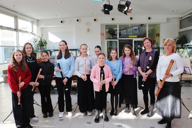 Kids on the Block mit Ursula Hubmann und Helga Haditsch begeisterten große und kleine Zuhörer mit zum Hexenstück passender Musik. | Foto: Edith Ertl