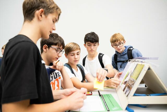 Beim Workshop am Mozarteum in Salzburg. Die Schüler der Klasse 4M von links: Linus Lachner, Derenick (Nick) Geworgyan, Samuel Kaufmann, Gabriel Reichl und Arnold Knosp. | Foto: Hubert Auer