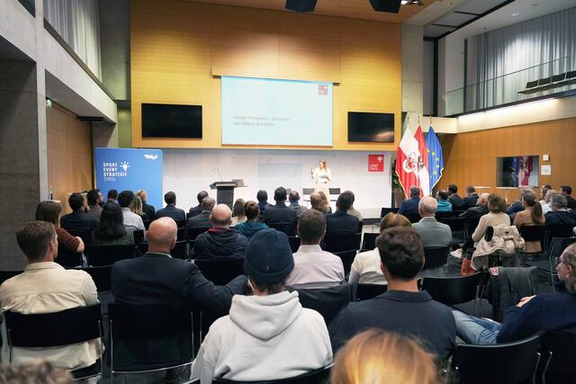 Rund 90 VertreterInnen der Tiroler Veranstaltungsszene diskutierten auf Einladung von Sportreferent LHStv Georg Dornauer gemeinsam über aktuelle Entwicklungen im Sportveranstaltungswesen. | Foto: Land Tirol/Neuner