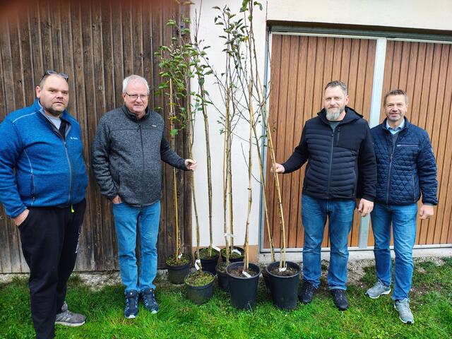 Initiator, Gemeinderat Rene Reiter, Anton Fekete, Ortsbauernobmann Alexander Aitzetmüller (2.v.li.) und Bürgermeister Leo Bimminger (re.) | Foto: Gemeinde Pettenbach