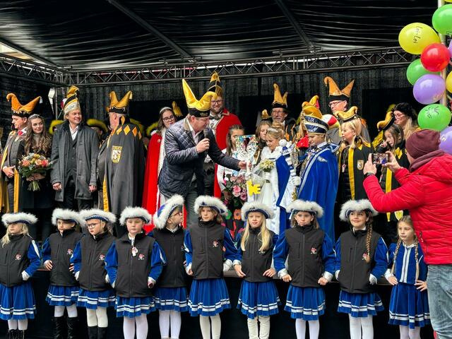 Auch das Kinderprinzenpaar bekommt von Bürgermeister Günther Albel einen symbolischen Schlüssel für das Rathaus. | Foto: MeinBezirk