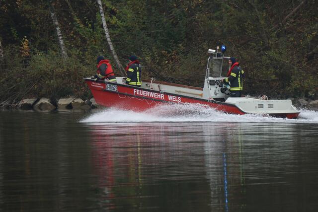 Die Einsatzkräfte dreier Feuerwehren standen unter anderem mit mehreren Booten bei der Bergung im Einsatz.  | Foto: laumat.at/Matthias Lauber