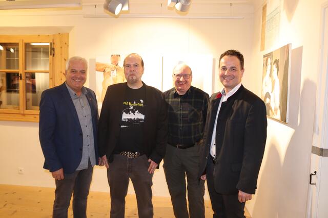 Bgm. Heinz Kofler (Prutz), Künstler Christoph Mathoy, Sepp Hojnik (Obmann Verein Kultur Winkl) und der Rieder Bürgermeister Daniel Patscheider, (v.l.).  | Foto: Elisabeth Zangerl
