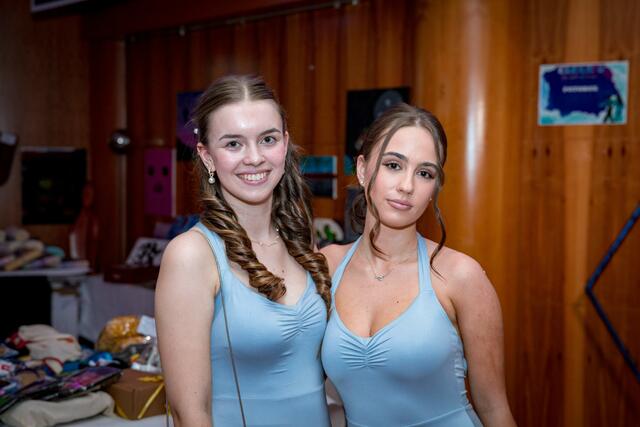 Waren in bester Feierlaune: Maturanntinnen Julija und Ines.