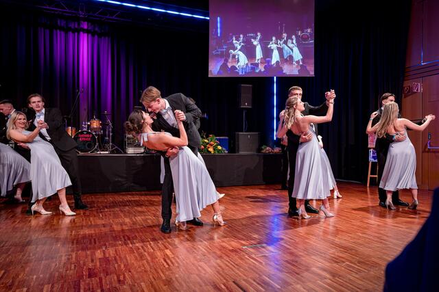 Auch dieses Jahr zeichnete die Tanzschule Kunauer für die Choreografien der klassischen Eröffnungspolonaise und Mitternachtseinlage des diesjährigen Maturaballs der HAK-TAK Klagenfurt verantwortlich.