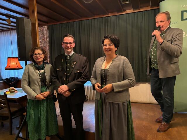 Erwin Dirnberger präsentierte mit Stefanie Galler, Georg Preßler und Klaudia Stroißnig (v. l.) die Spitzenkandidatinnen und -kandidaten des Bezirks. | Foto: Almer