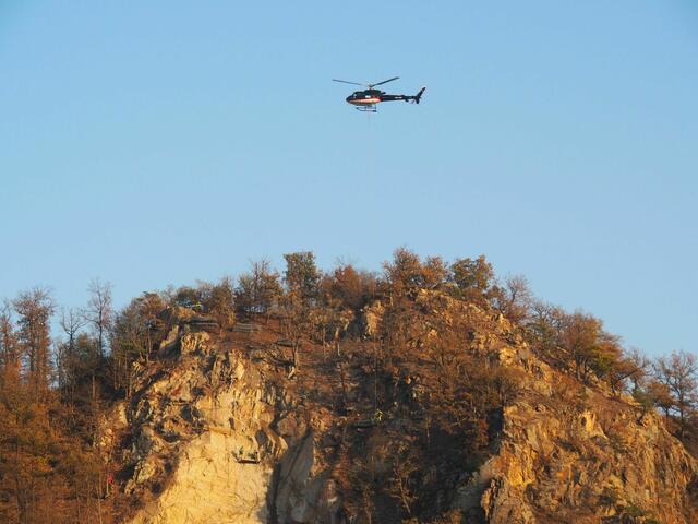 Die Materialien mussten mittels Hubschrauber geliefert werden. | Foto: Murlasits