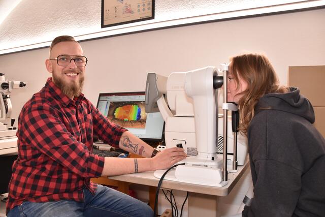 Thomas Geir ist der optische Nahversorger im Wipptal. Für unser Foto hat sich Lehrling Lena Eller an eines der modernen Geräte gesetzt. | Foto: Kainz