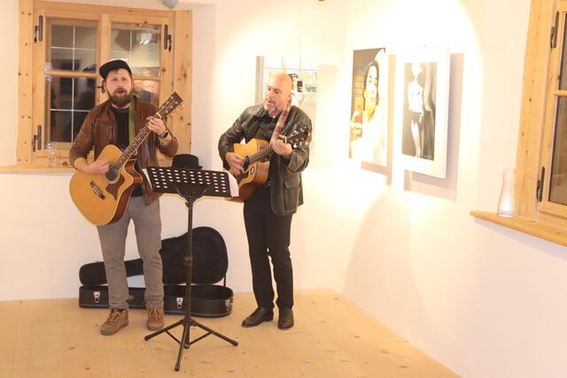 Simon Kostner und Gü Patscheider sorgten für eine perfekte, musikalische Umrahmung.  | Foto: Elisabeth Zangerl