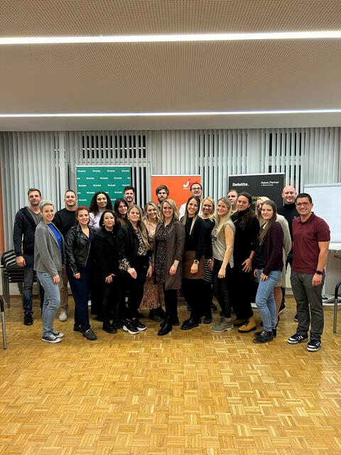 Moderatorin Corinna Gutjahr mit WKO-Regionalstellenleiter Lukas Kalcher und dem Jungen Wirtschaft-Team | Foto: WKO Voitsberg