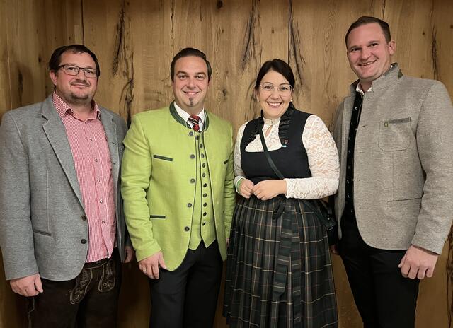 v.l.n.r. GR Paul Morri, STR Elisabeth Kollitsch, Absolventenverband Obmann Andreas Duller &amp; Lehrer Stefan Jernej 