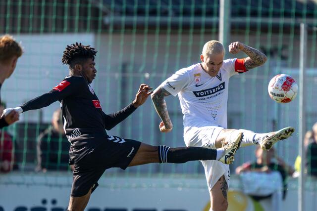 Viele Zweikämpfe prägten das Match in Voitsberg, hier setzt sich Kapitän Andreas Pfingstner durch. | Foto: GEPA-Pictures