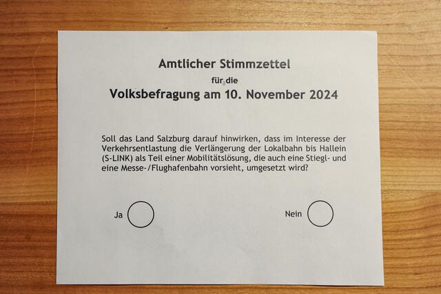 Bei der aktuellen Volksbefragung sind die Stimmberechtigten in der Landeshauptstadt, im Flachgau und im Tennengau aufgerufen, über die Frage: „Soll das Land Salzburg darauf hinwirken, dass im Interesse der Verkehrsentlastung die Verlängerung der Lokalbahn bis Hallein (S-LINK) als Teil einer Mobilitätslösung, die auch eine Stiegl- und eine Messe-/Flughafenbahn vorsieht, umgesetzt wird?“abzustimmen. | Foto: Franz Neumayr