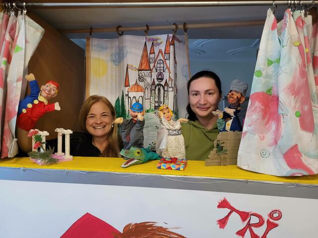 Helga Buchroithner und Andrea Klausner begeiserten mit ihrem Kasperltheater bei der Buchausstellung in Waldneukirchen.