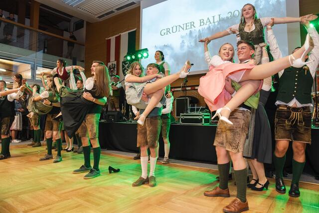Der Ball wurde mit einer schwungvollen Polonaise eröffnet. | Foto: Ekatarina Paller