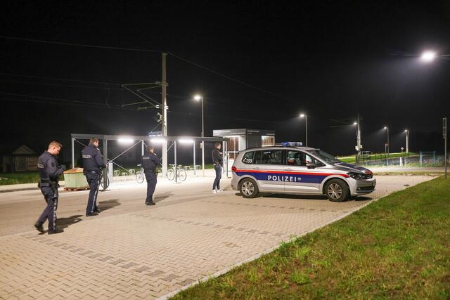 Großeinsatz der Polizei am Bahnhof in St. Pantaleon. Dort soll es am Samstag, kurz vor 18 Uhr, zu einer Messerattacke gekommen sein.  | Foto: Pressefoto Scharinger