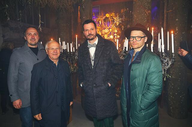Stadtrat Markus Billek, Bürgermeister Josef Ober, Andreas Stern und Premysl Hytych (v.l.) bei der Ausstellungseröffnung.  | Foto: Schleich 