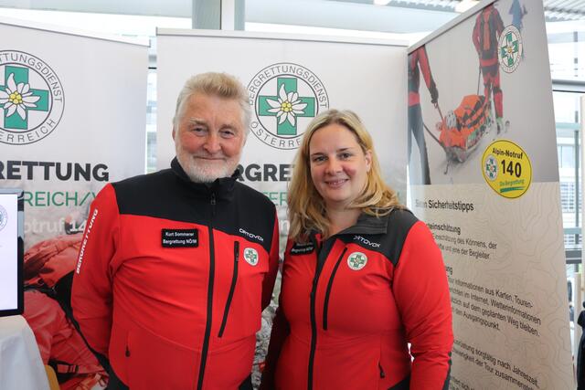 Ihr Ehrenamt bei der Bergrettung stellten Kurt Sommerer und Veronika Grießl vor.